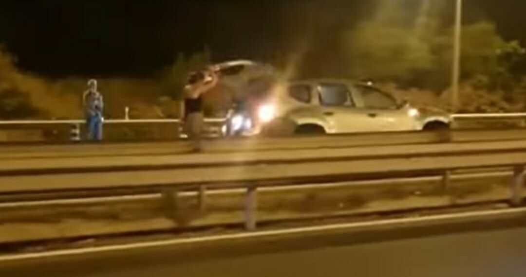 Una furgoneta impacta contra un turismo en Marbella tras recorrer seis kilómetros en dirección contraria